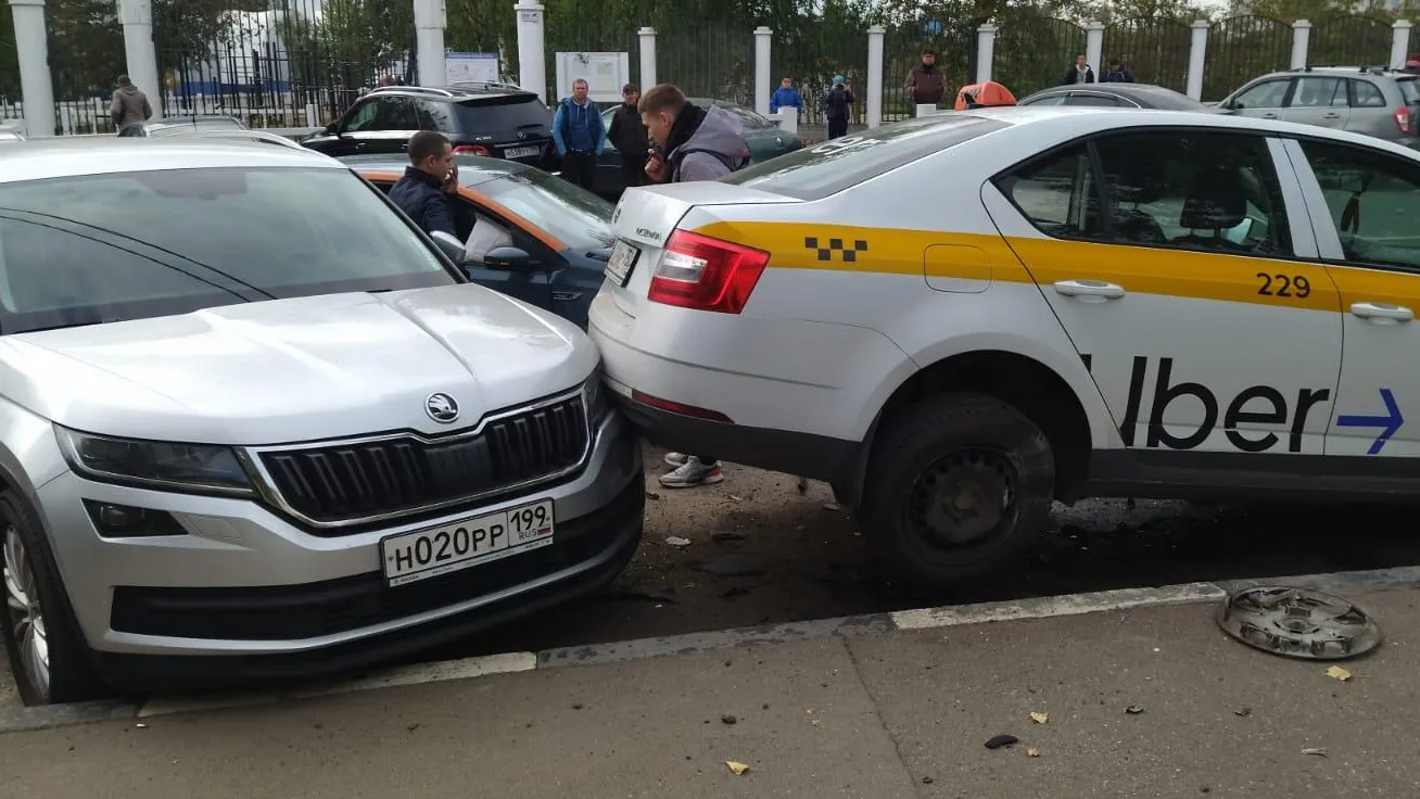 Автомобиль каршеринга врезался в припаркованные автомобили в Дзержинском