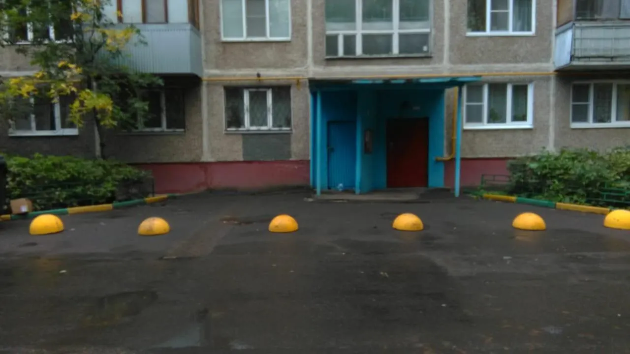 Сотрудники УК Подольска установили антипарковочные полусферы на проезде Авиаторов