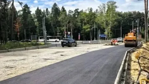 В Мытищах начали укладывать асфальт на улице Угольной