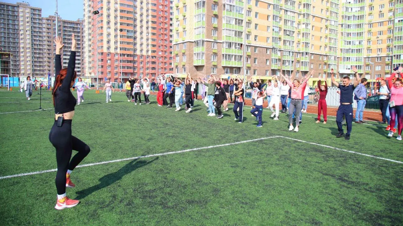 Стадион для общего пользования откроют в лингвистической школе Люберец до конца осени
