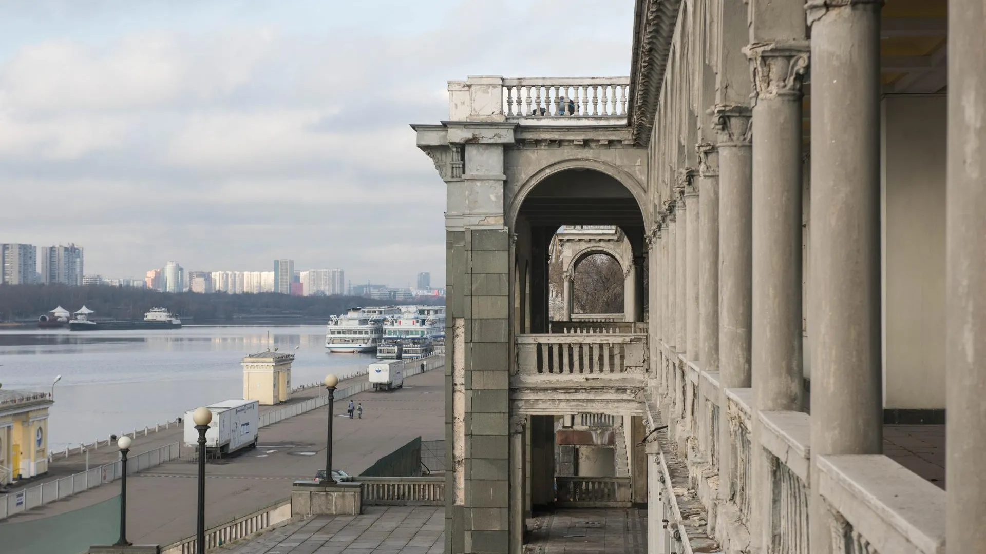 Капремонт 17 причалов Северного речного вокзала Москвы завершат к началу навигации