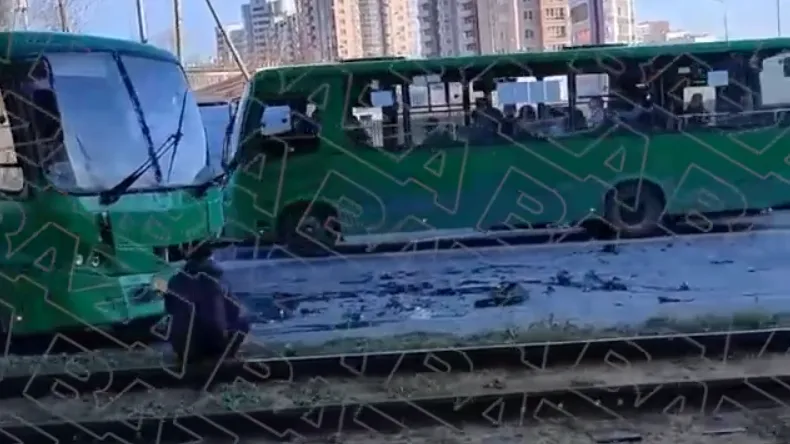 Водителя зажало: 15 человек пострадали в ДТП с автобусом в Екатеринбурге