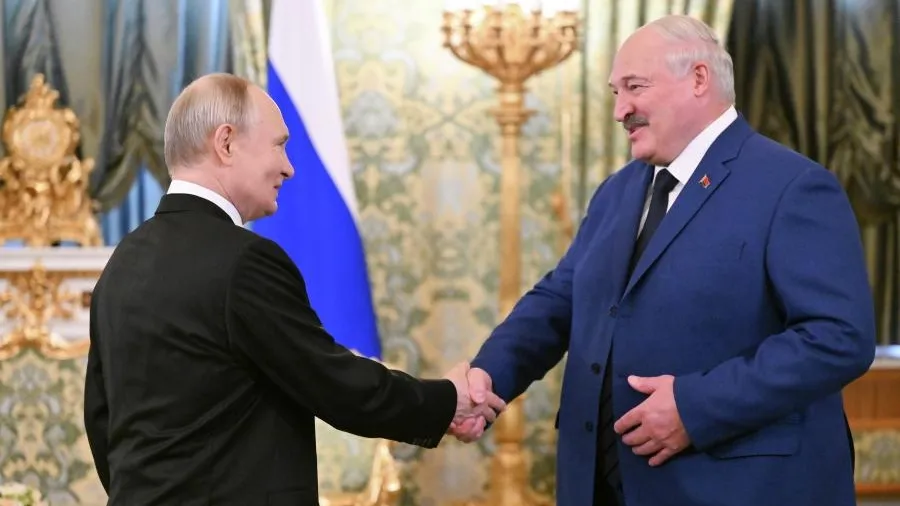 Лукашенко поздравил Путина с Днем единения народов России и Белоруссии