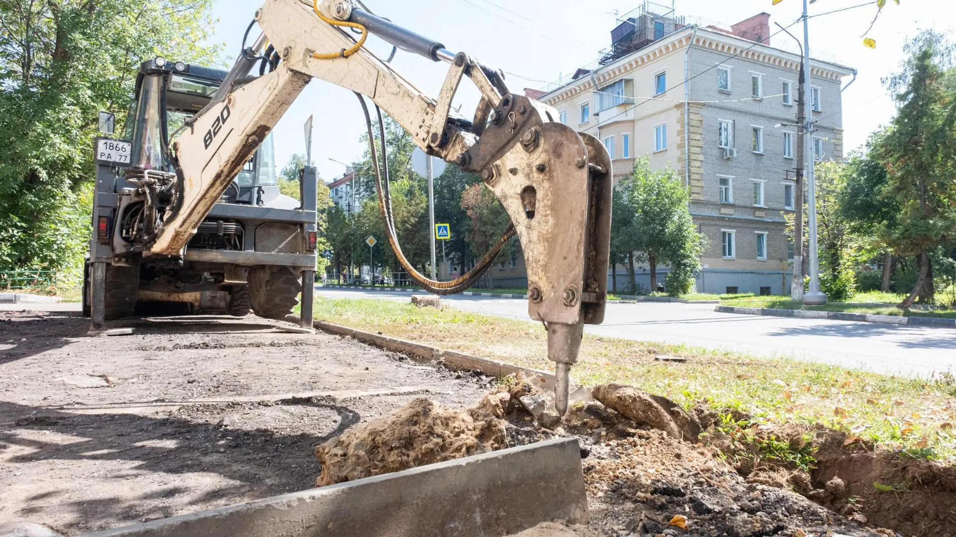 В Лыткарине дорожные рабочие начали менять тротуар на улице Ленина
