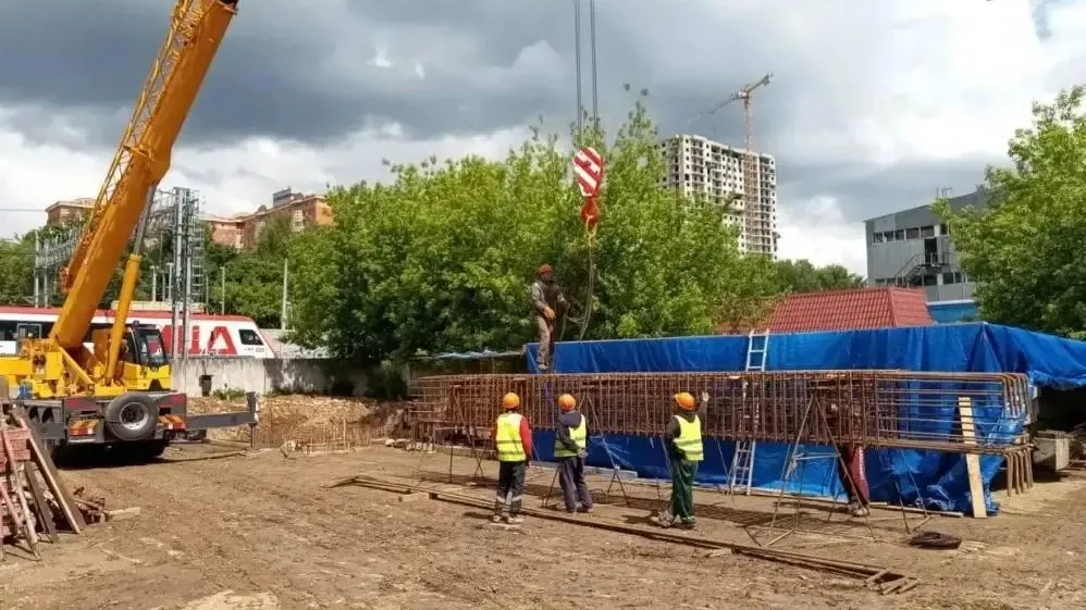 В Одинцове начали сборку лестничных сходов нового перехода
