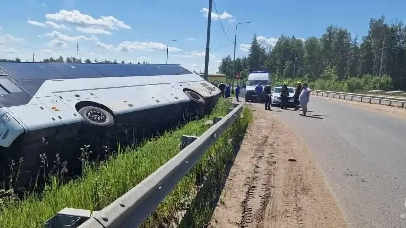 Автобус с 14 пассажирами перевернулся в Солнечногорске