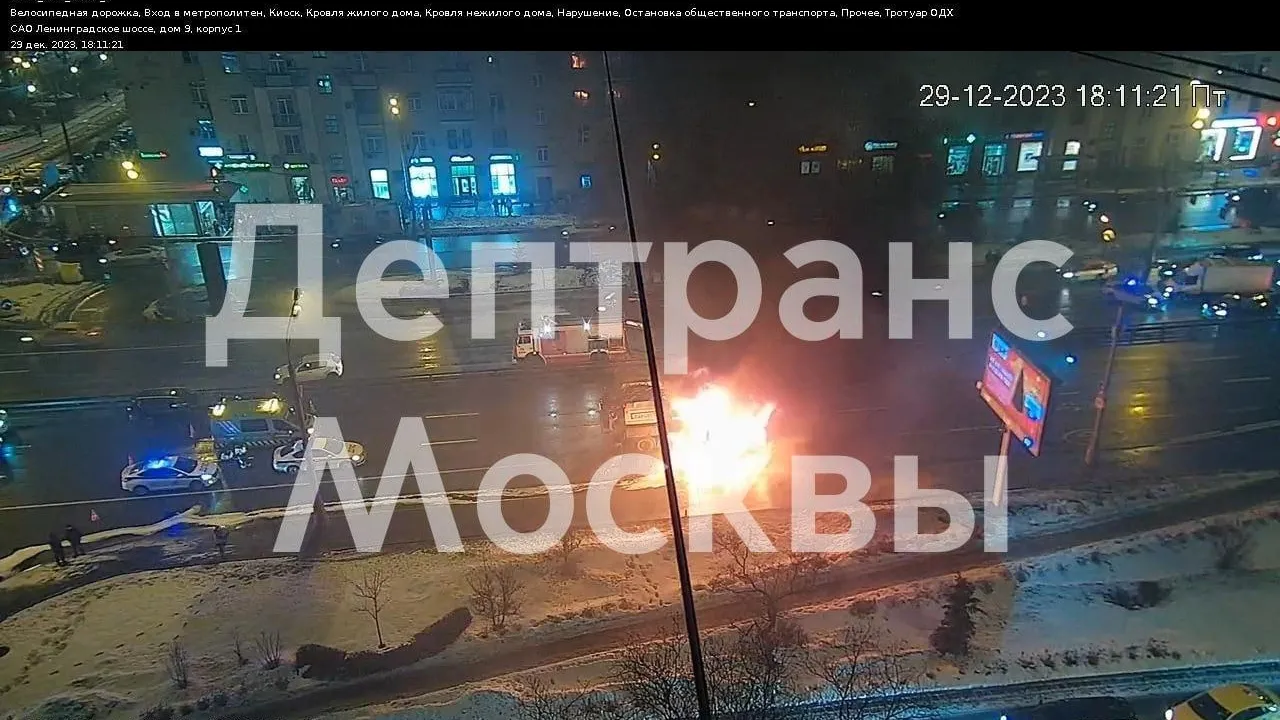 На Ленинградском шоссе в Москве загорелся грузовой автомобиль
