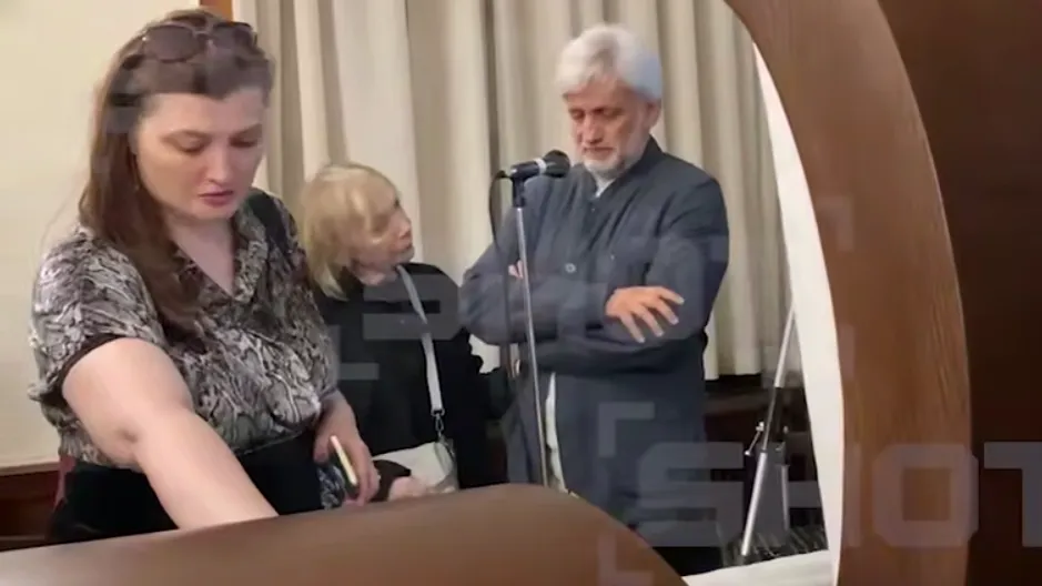 Читал стихи у гроба: Евгений Митта не сдержал слез на похоронах отца