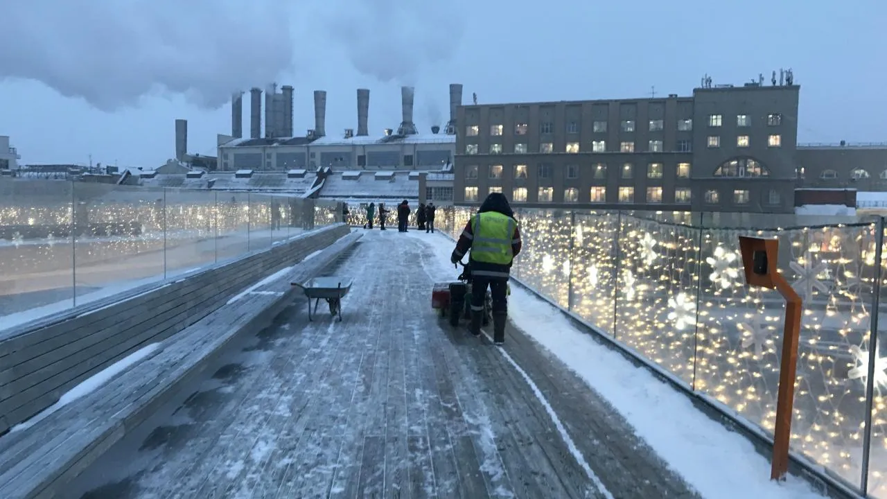 Стало известно, как убирают от снега Парящий мост в парке «Зарядье» и другие сооружения