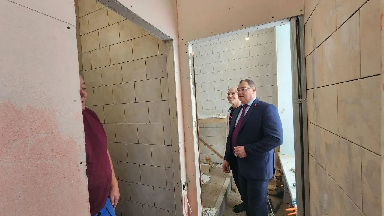 В спортивном центре «Лидер» Богородского округа провели укладку плитки на стены
