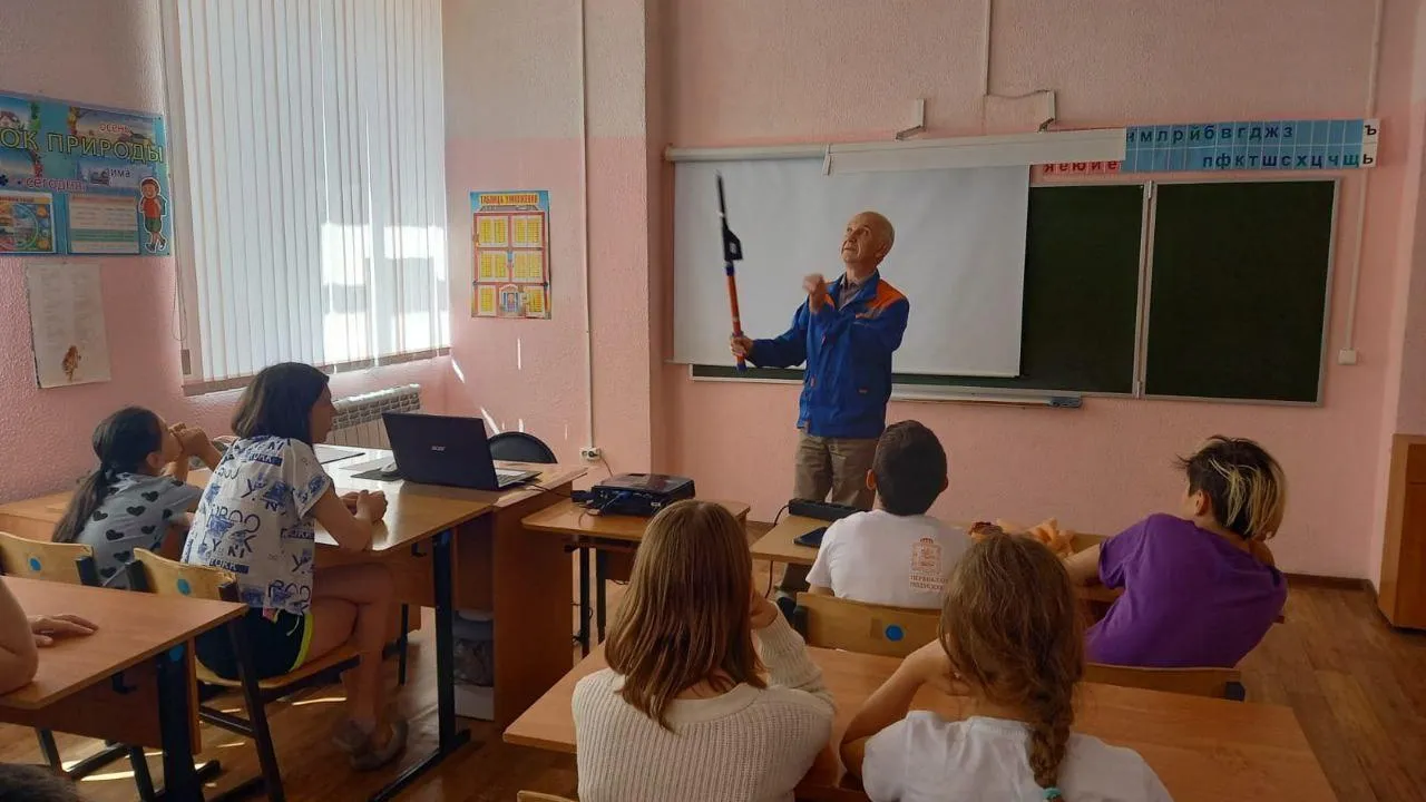 В летнем лагере в Клину энергетики провели урок электробезопасности для детей