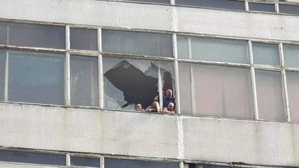 Baza опубликовала фото людей, заблокированных в горящем здании НИИ во Фрязине