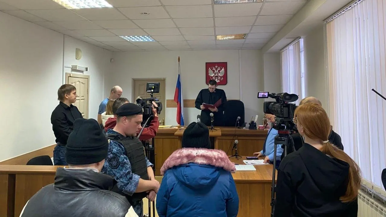 Сажала на цепь и била скалкой: россиянку ждет тюрьма за издевательства над сыном