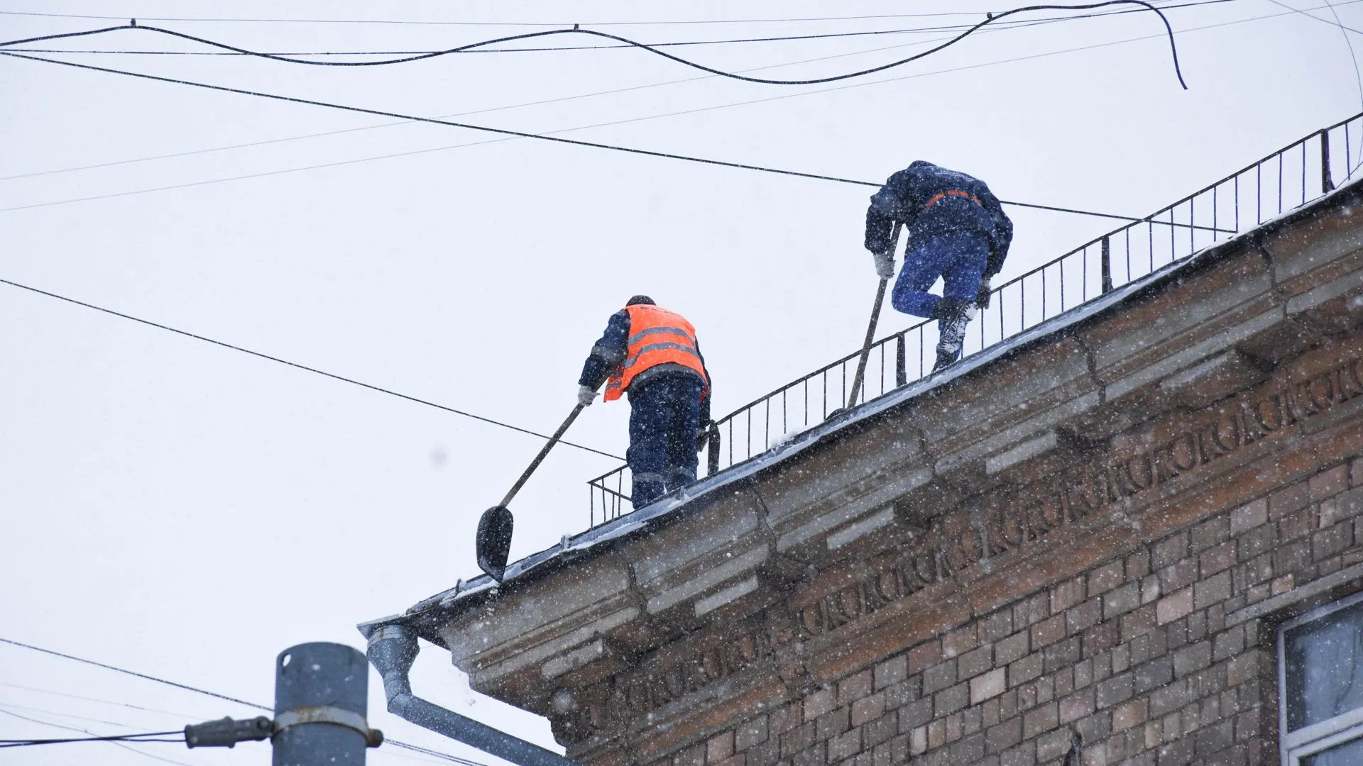 В Подольске устранили наледь на кровле дома на улице Гайдара после жалобы жильца