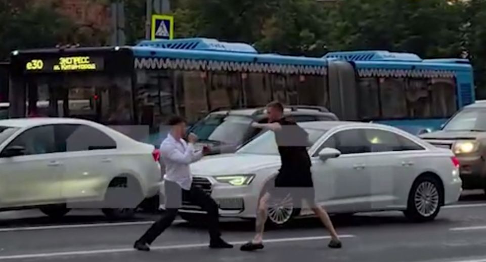 В центре Москвы водители BMW и Mercedes устроили драку на фоне Кремля
