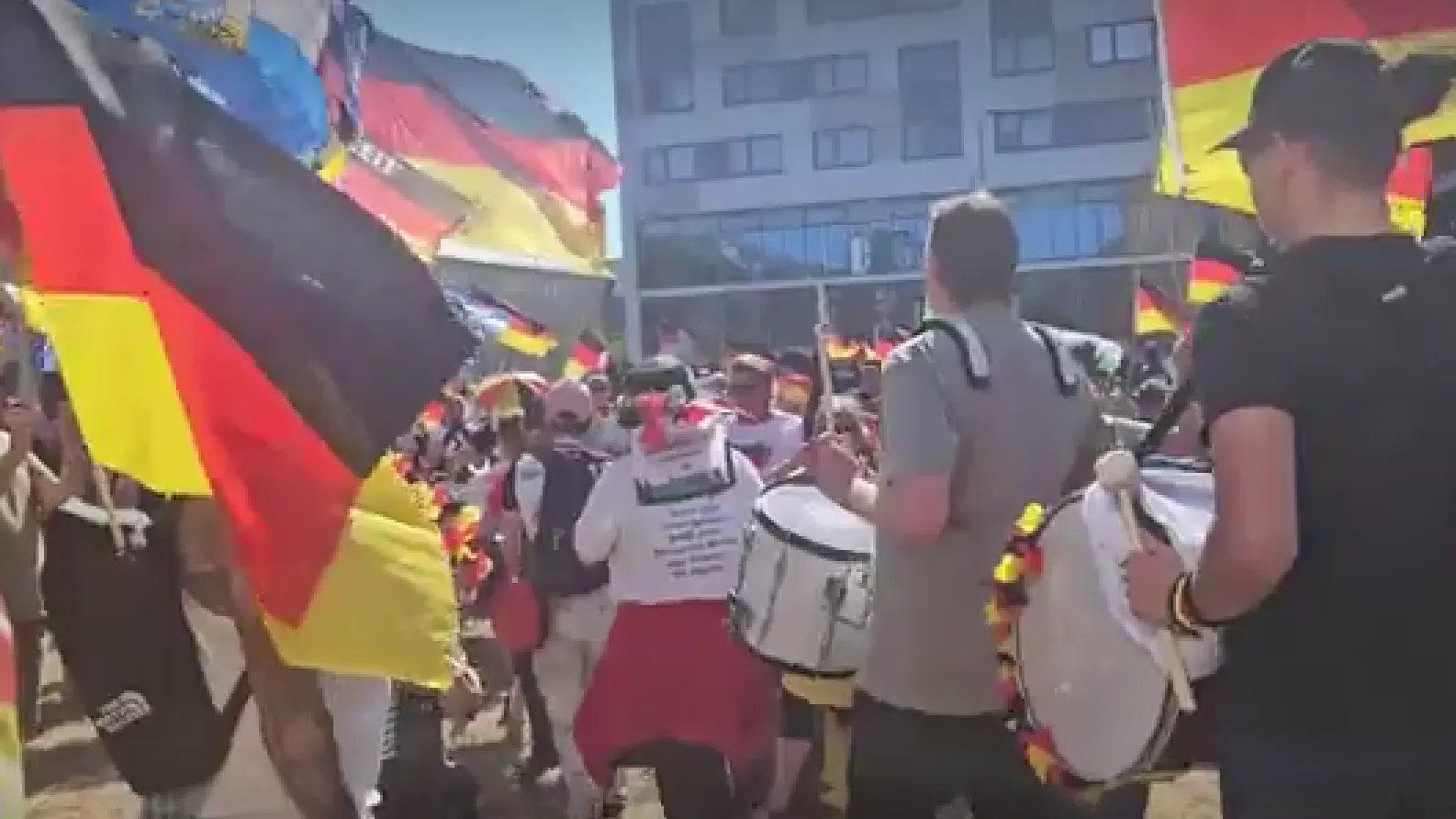 Требуют отставки: многотысячные митинги против Мерца прошли в ФРГ