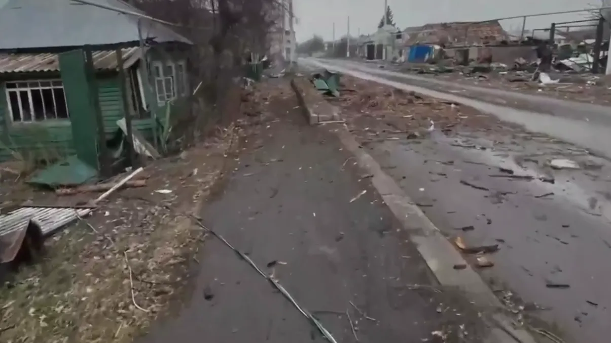 Разрушенные дома и следы стрельбы: военкор показал видео с улиц Суджи