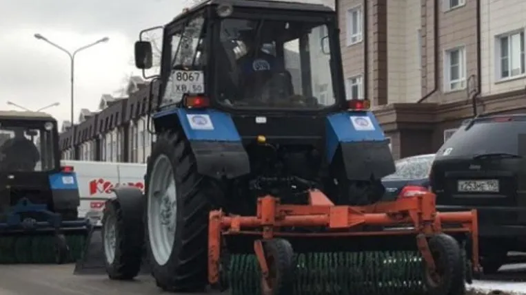 В Королеве начали обрабатывать дороги от наледи