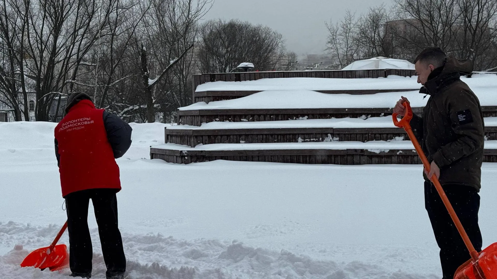 Службы и волонтеры Реутова устраняют последствия снегопада