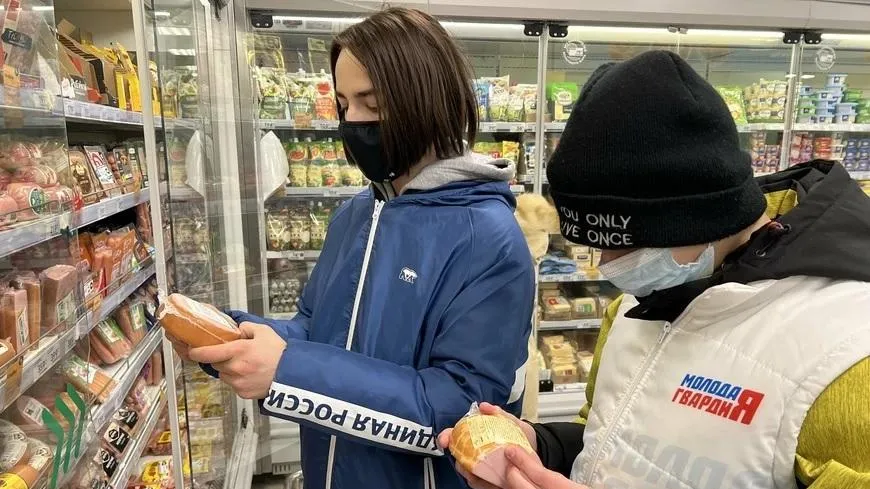 Активисты Щелкова проверили срок годности продуктов в магазинах округа