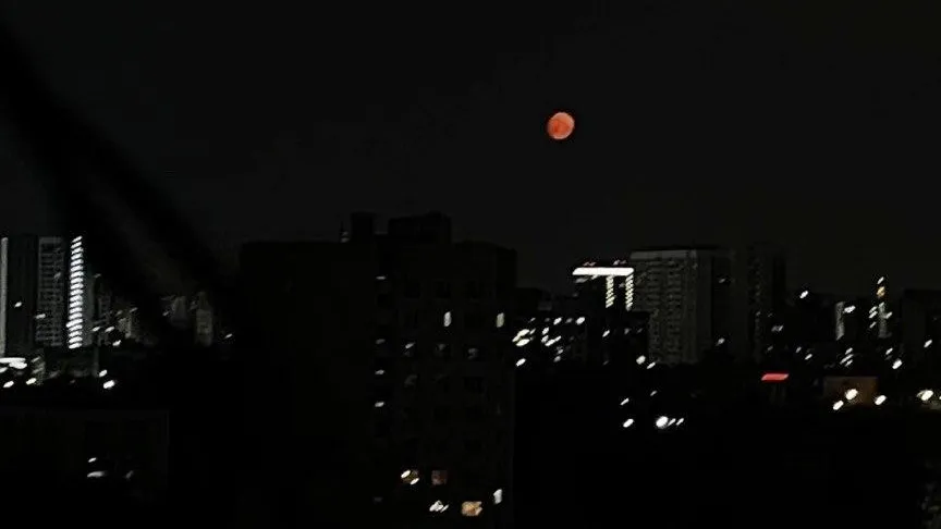 Красная луна взошла над Москвой