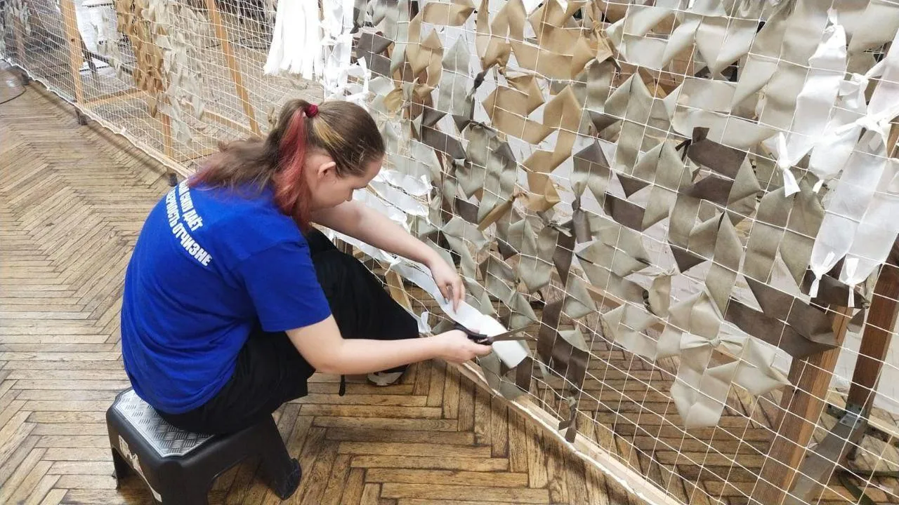 Молодогвардейцы Фрязина продолжают плести маскировочные сети для бойцов СВО