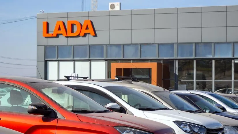 Эксперт объяснил высокую стоимость автомобилей Lada в России