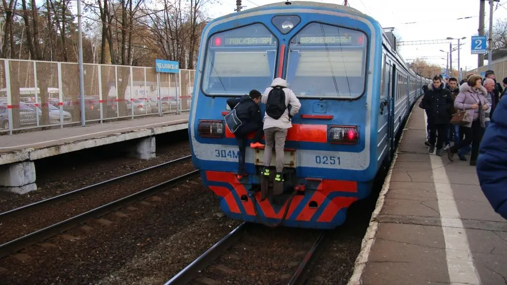В Подольске двое зацеперов катались на крышах электропоездов