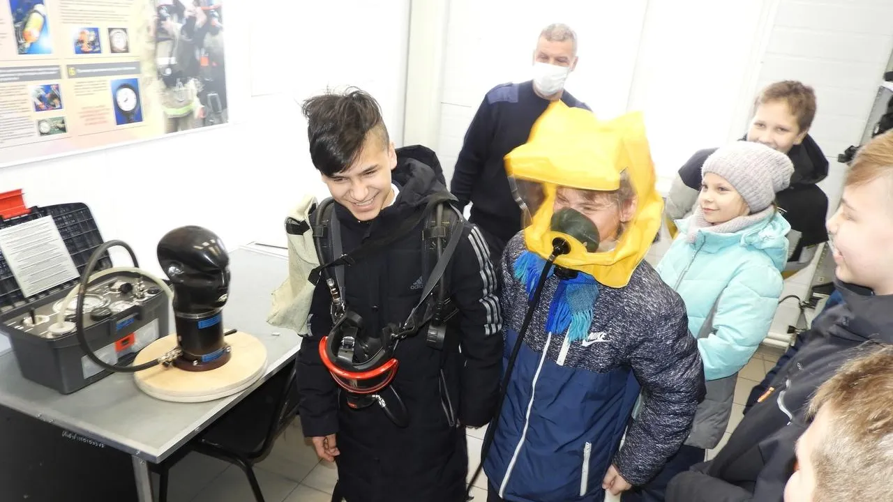 Пожарно‑спасательные устройства примерили школьники на экскурсии в Балашихе