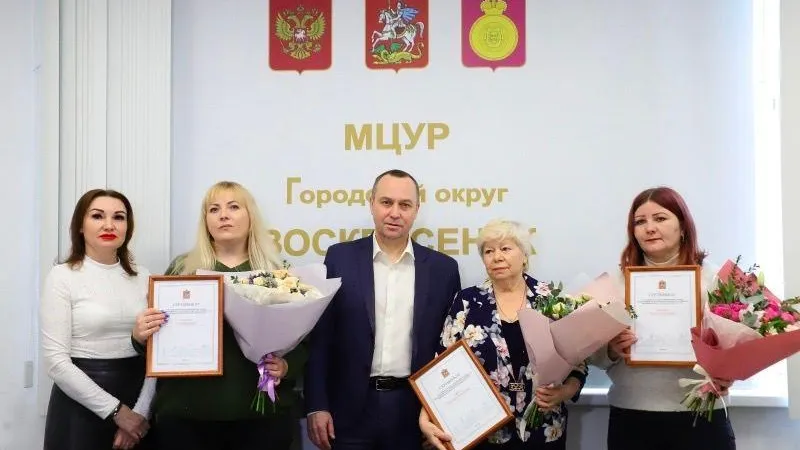 Глава Воскресенска вручил переселенцам из аварийного жилья сертификаты на субсидию