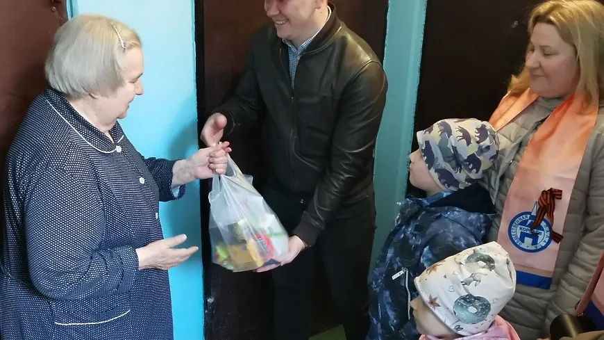 Общественники в Королеве поздравили бывших узников концлагерей с Днем Победы