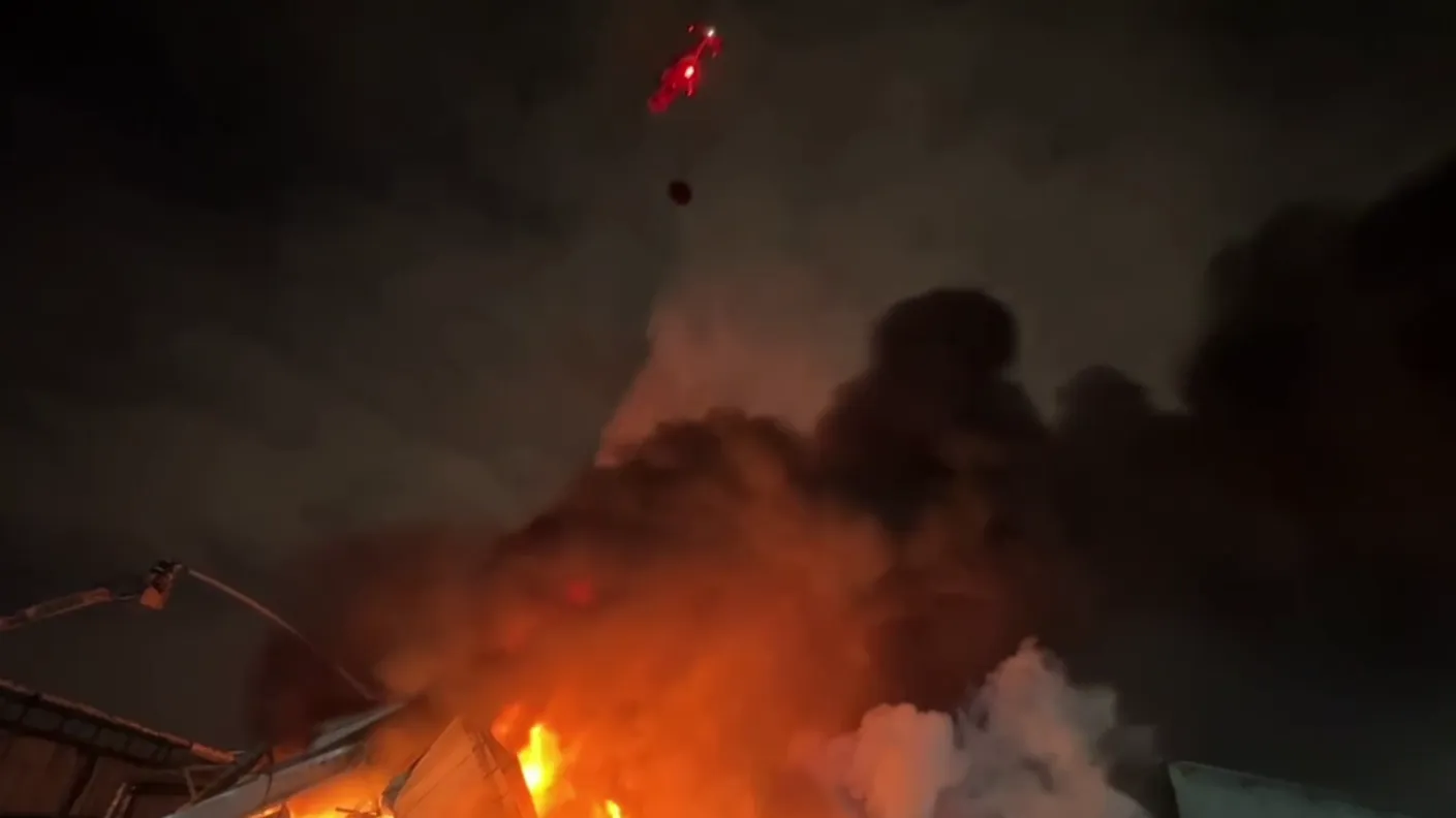Пожар на юге Москвы ликвидирует вертолет Ка-32 Московского авиацентра