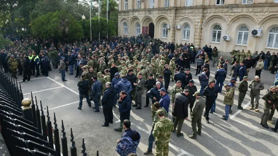 РИА Новости: протестующие в Сухуме закидывают силовиков яйцами