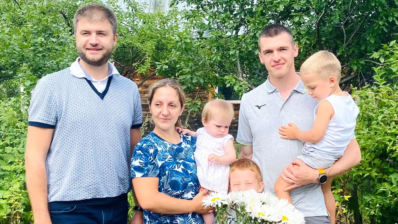 Многодетную семью из подмосковных Люберец поздравили с Днем семьи, любви и верности
