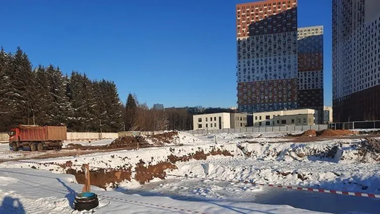 Подрядчик приступил к разработке котлована начальной школы в Красногорске