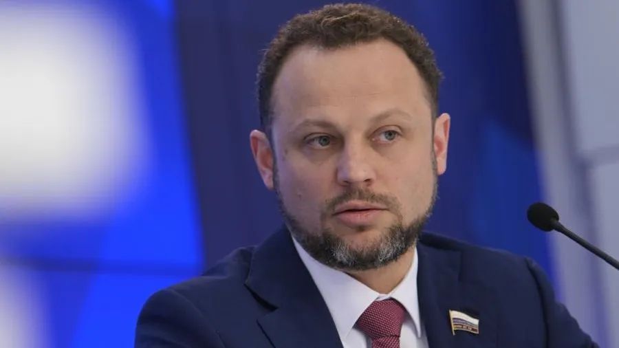 «Однозначно уважение»: депутат читал книгу офицера Вермахта на заседании Госдумы