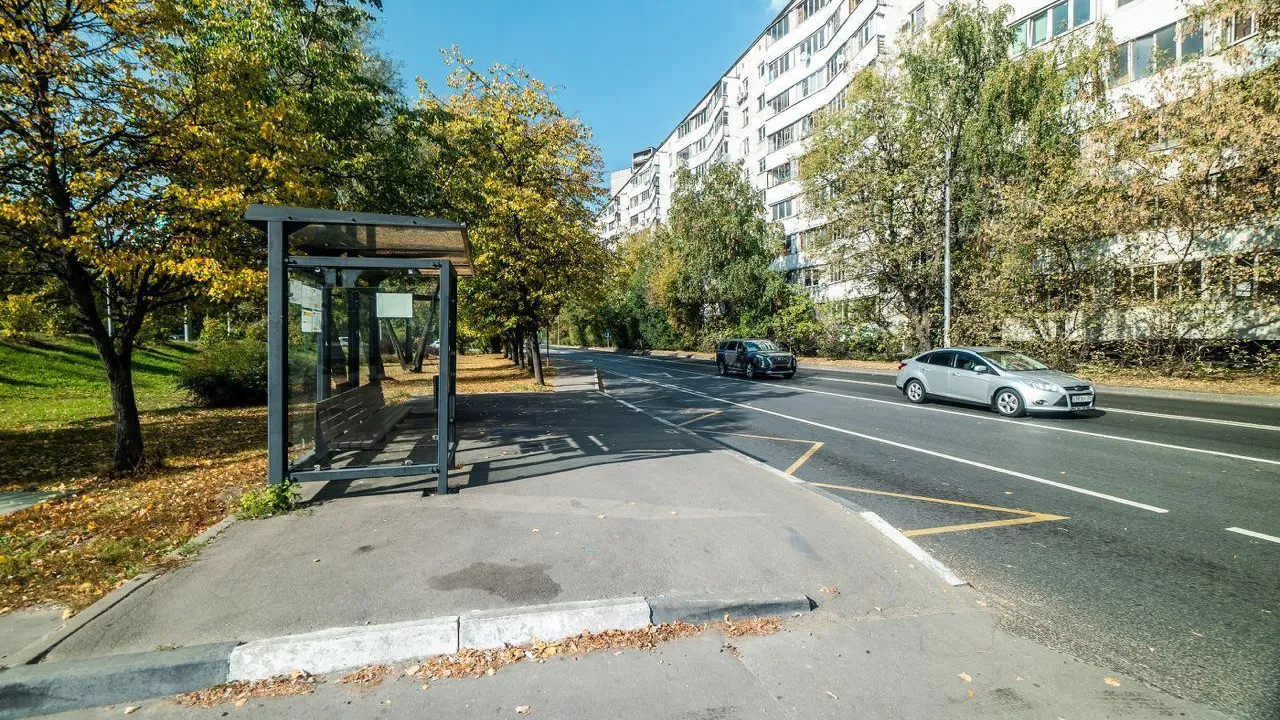 Дорожники привели в порядок инфраструктуру на автобусных остановках Подмосковья