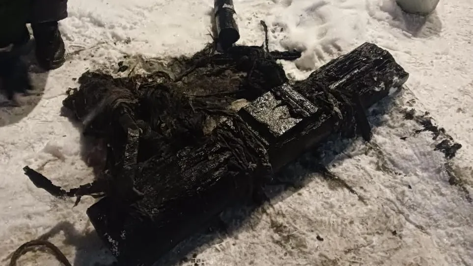 Железнодорожную шпалу вытащили из колодца в Щелкове