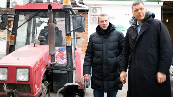 Глава Дмитровского округа вместе с депутатом проверил ход ремонта здания военкомата