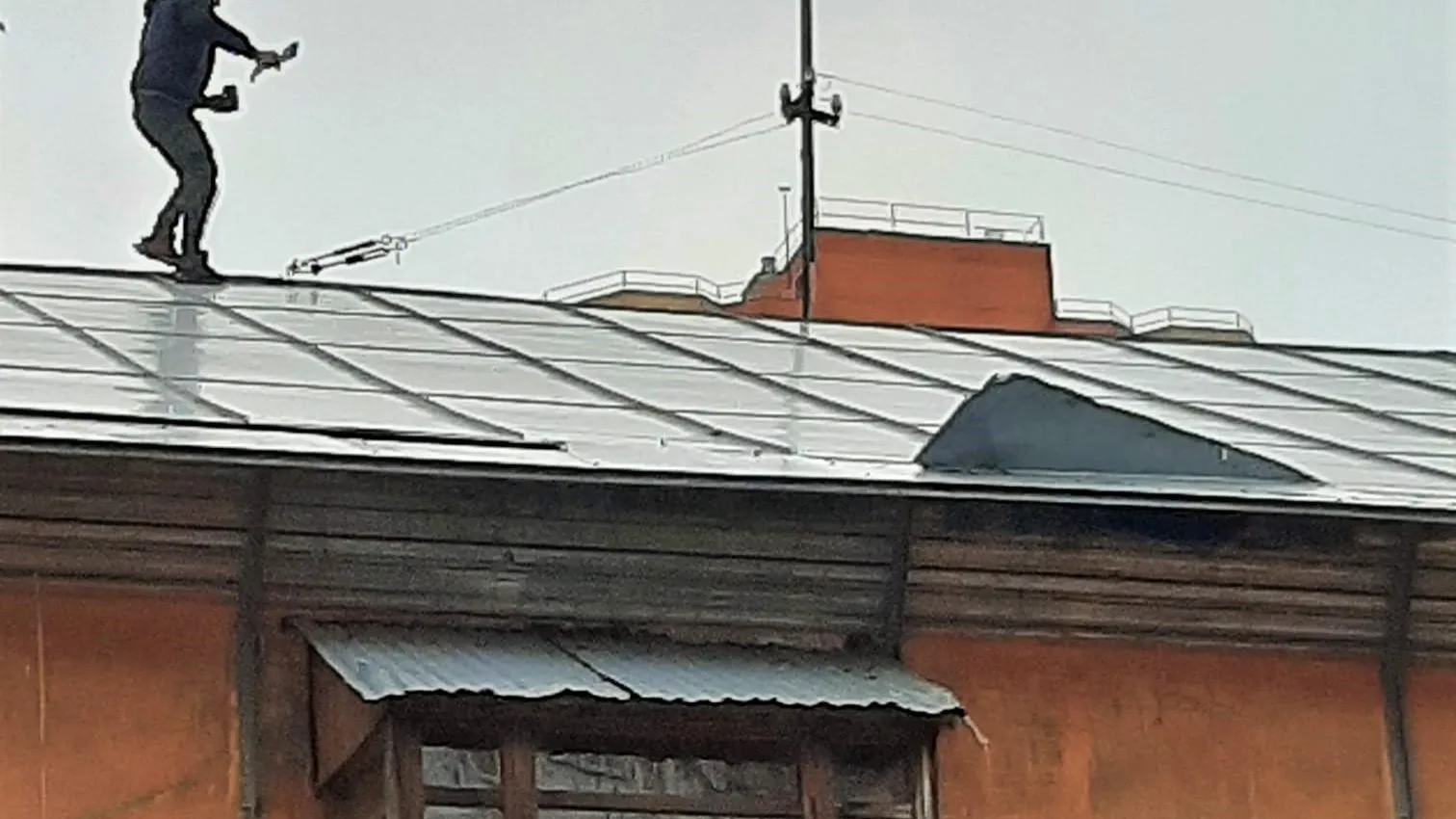 УК Балашихи отремонтировала крышу над пострадавшей от протечек квартирой