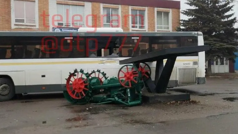 В подмосковных Бронницах автобус опрокинул памятник трактору