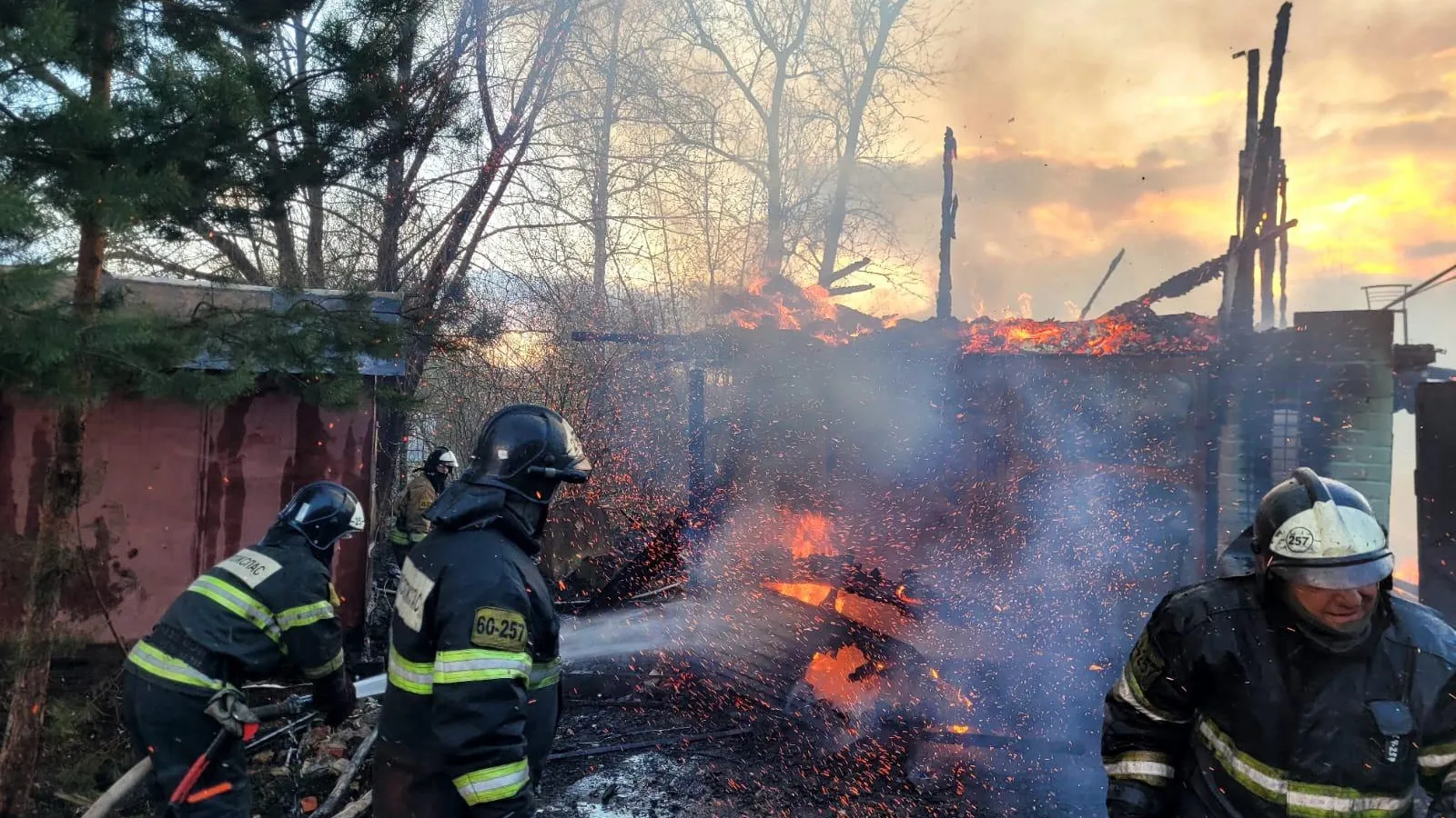 Два гаража сгорели в поселке Молодежный Подольска