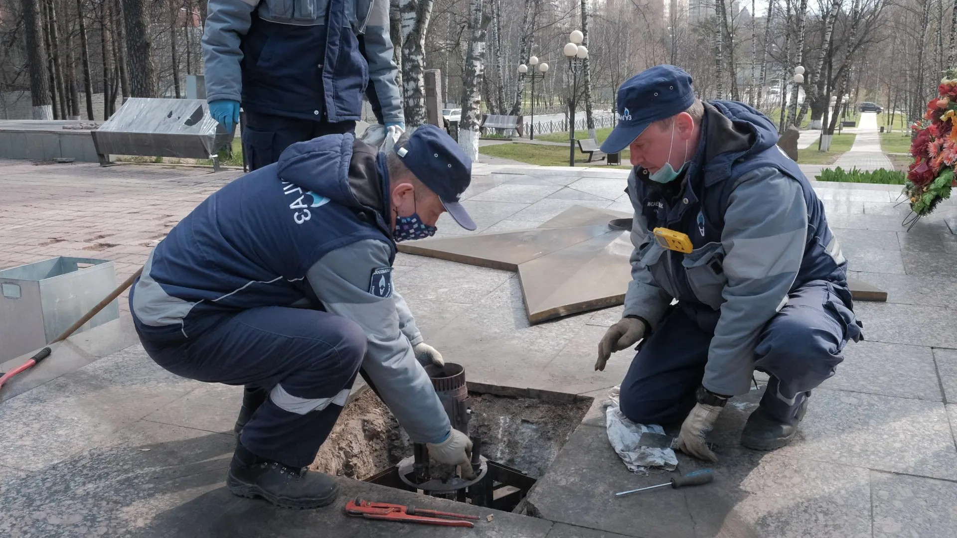 Газовщики проверили оборудование Вечного огня на мемориале в Красногорске