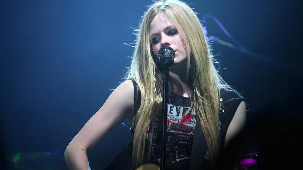 Rosa Casapullo*derivative work: – Kerαunoςcopia◁galaxies. Avril Lavigne sings and guitar, CC BY-SA 3.0