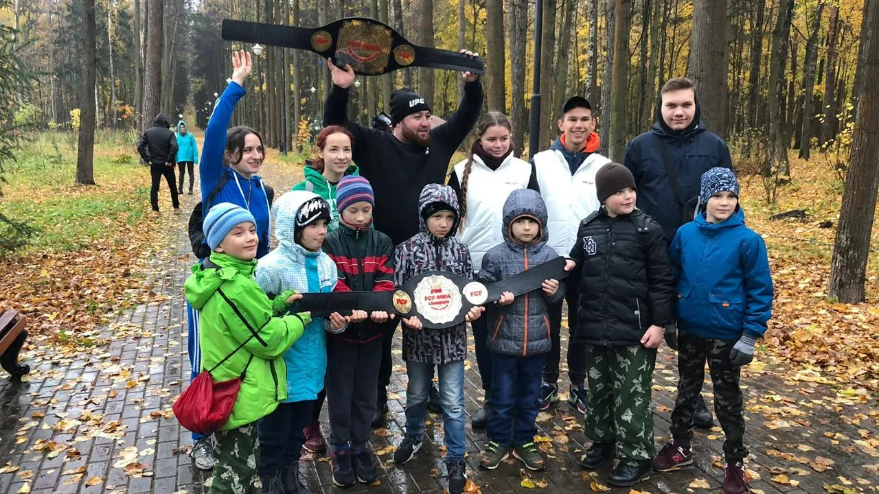 Элементы самообороны показали жителям Томилина Люберец во время парковой тренировки