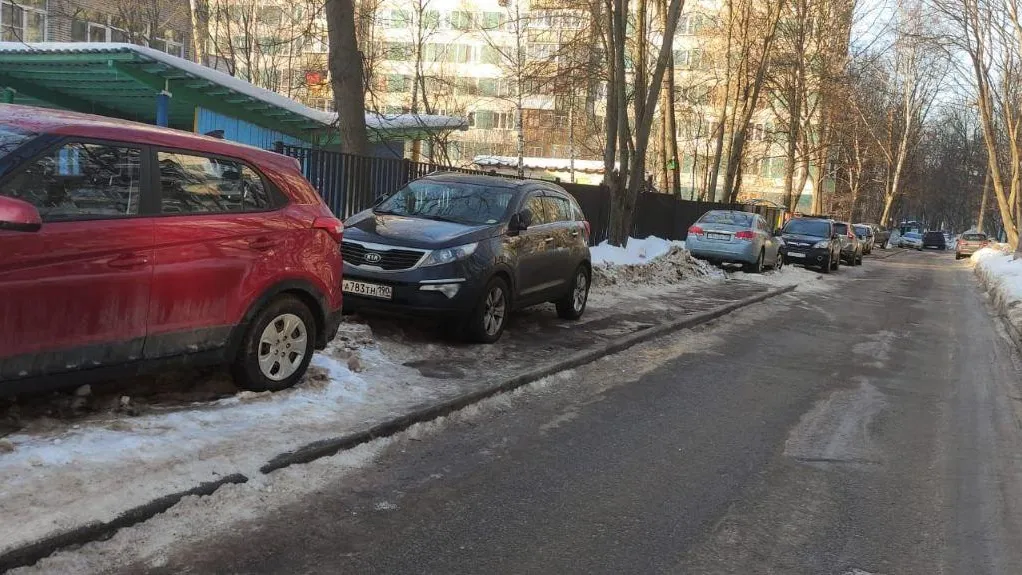 Ограничительные столбики появятся на тротуаре у детсада №12 в Королеве