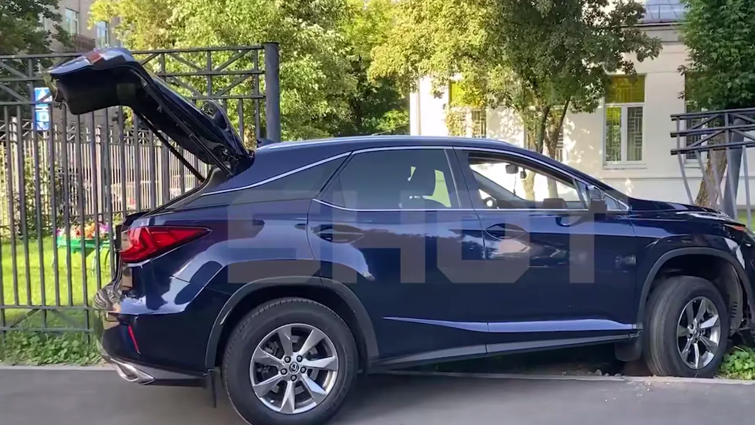 Легенда ЦСКА на Lexus с «блатными» номерами снес забор школы в Москве