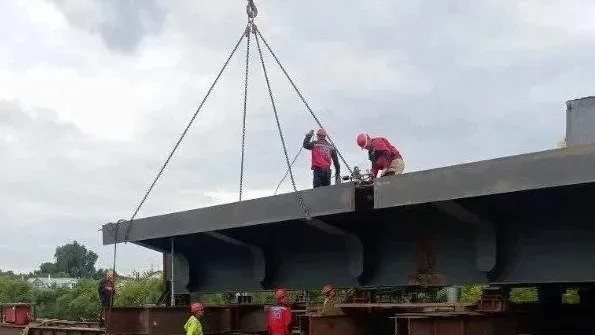 В Мытищах начали монтаж перил на новом мосту через Клязьму