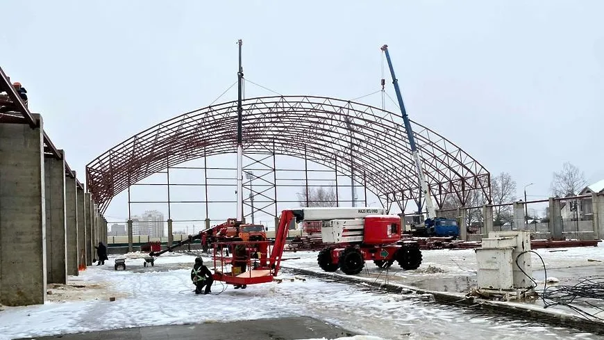 Начался монтаж перекрытия футбольного манежа в Домодедове