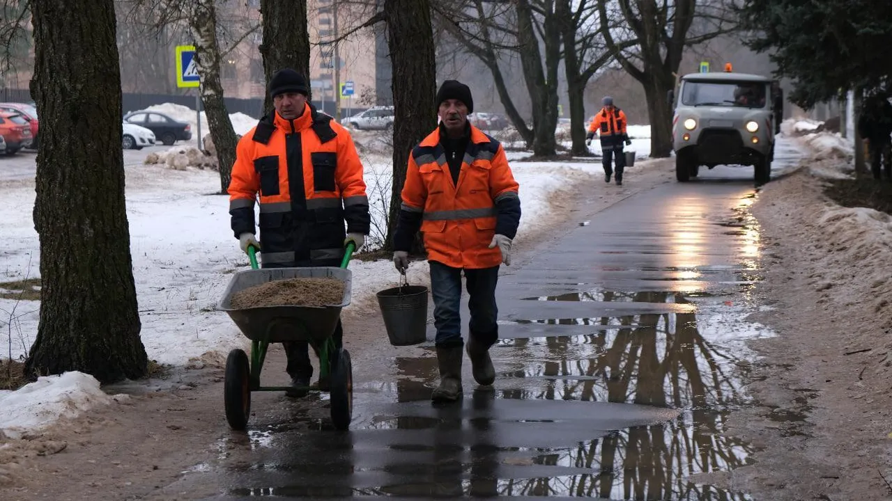 В Пущине для борьбы с гололедицей задействованы все ресурсы